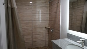Combined shower/tub, bidet, towels - Sea Breeze Inn - LAX Airport, Los Angeles (Inglewood)