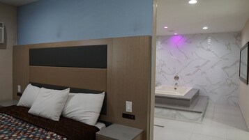 Honeymoon Room, 1 King Bed, Non Smoking, Jetted Tub | Desk, soundproofing, iron/ironing board, free WiFi