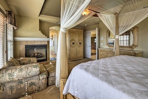 5 bedrooms, desk, iron/ironing board, travel cot - Luxe San Diego Getaway w/ Pool & Ocean Views (San Diego)
