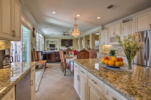 Fridge, microwave, stovetop, dishwasher - Luxe San Diego Getaway w/ Pool & Ocean Views (San Diego)