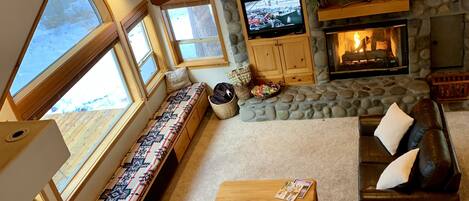 Tv, pejs, dvd-afspiller, bordfodbold