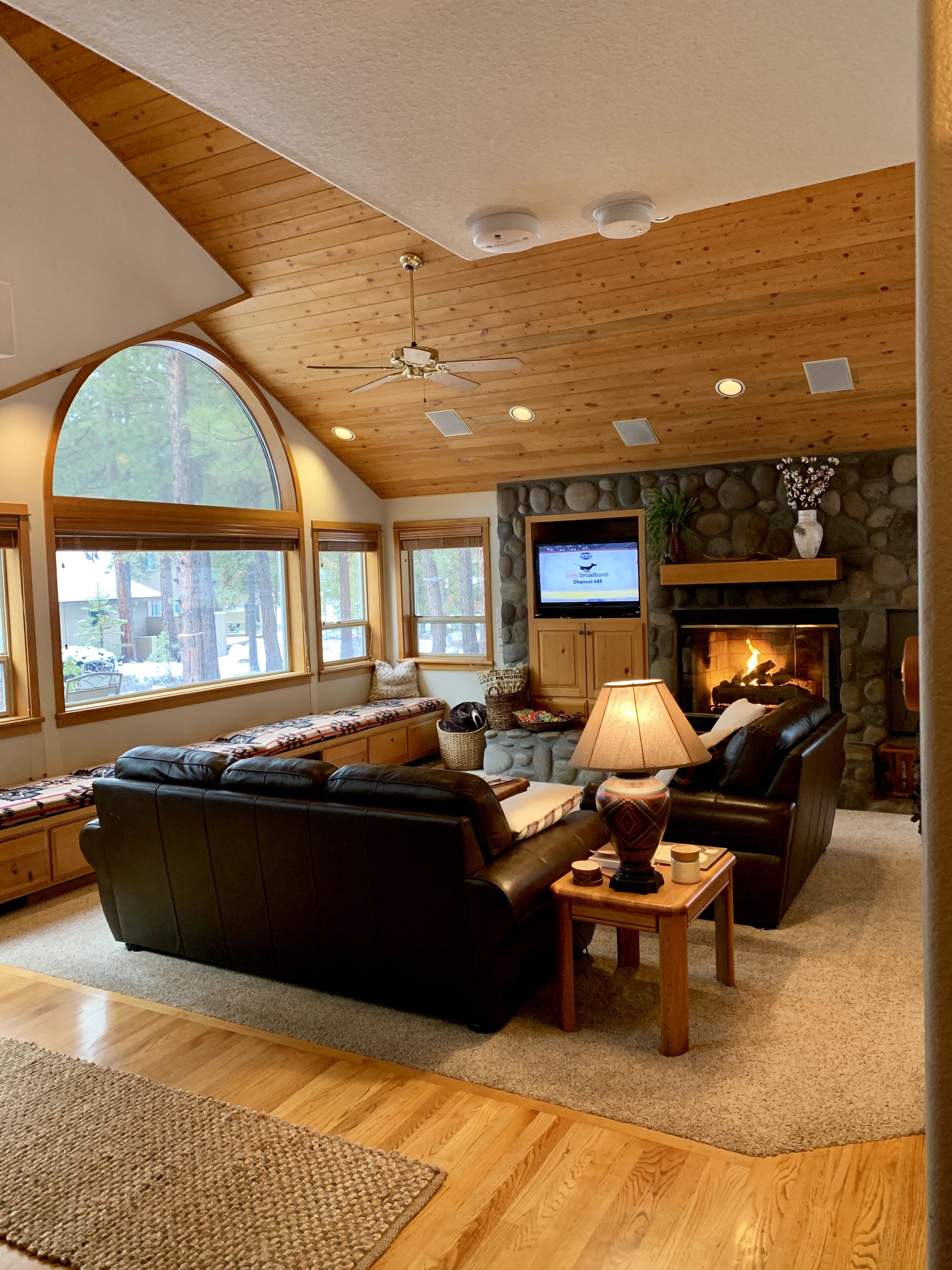 Fernseher, Kamin, DVD-Player, Tischfußball