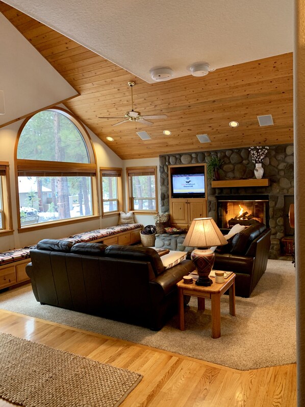 Télévision, cheminée, lecteur de DVD, baby-foot