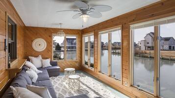 Fernseher, Kamin, DVD-Player