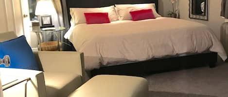 2 slaapkamers, een bureau, een strijkplank/strijkijzer, reisbedje