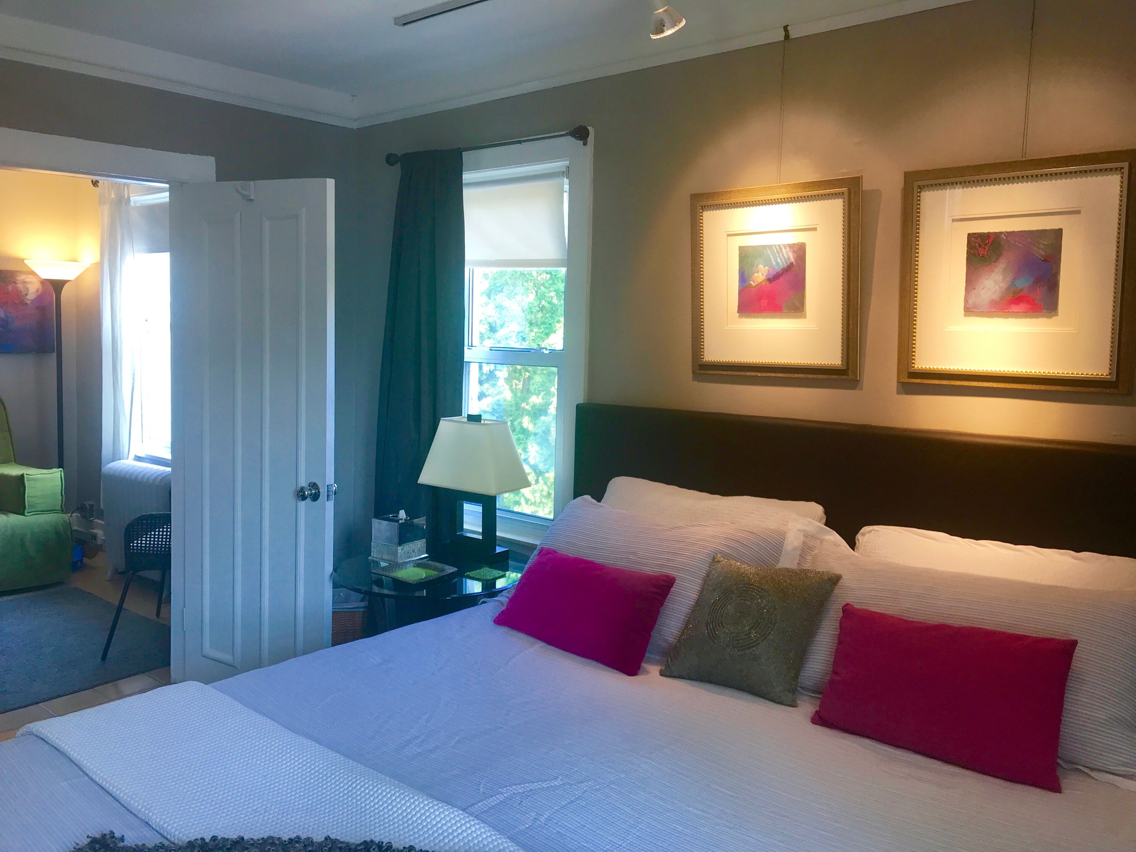 2 habitaciones, escritorio y tabla de planchar con plancha 