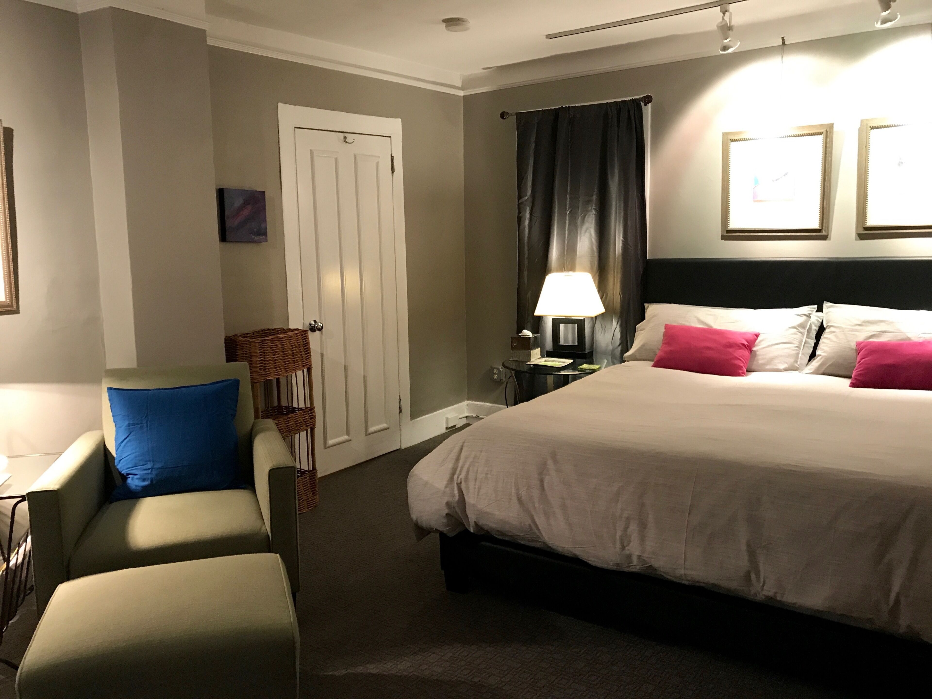 2 slaapkamers, een bureau, een strijkplank/strijkijzer, reisbedje