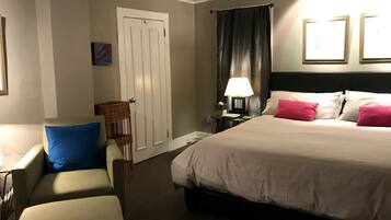 2 slaapkamers, een bureau, een strijkplank/strijkijzer, reisbedje