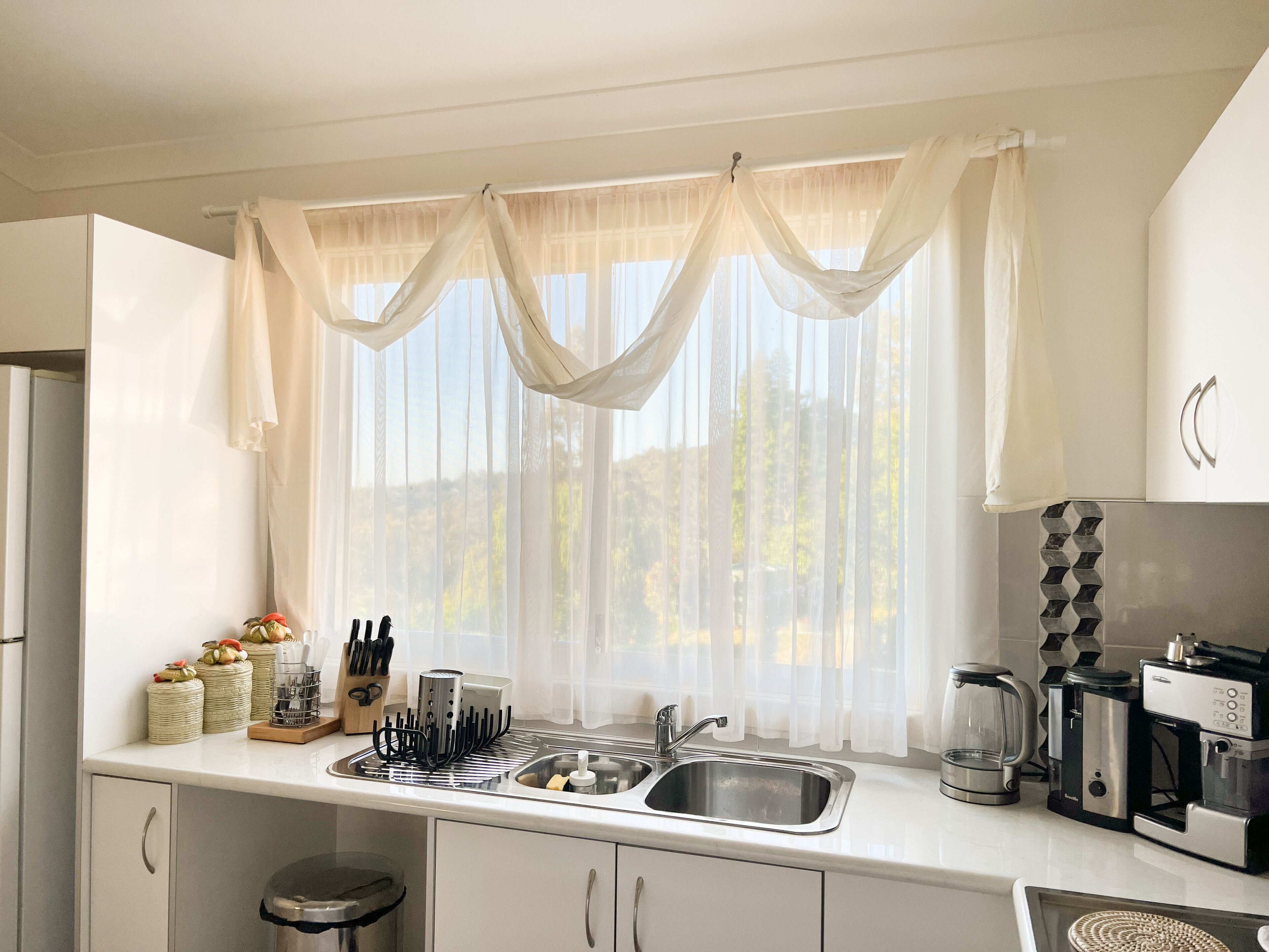 Bright & Beautiful Home on the Hills! — image 11