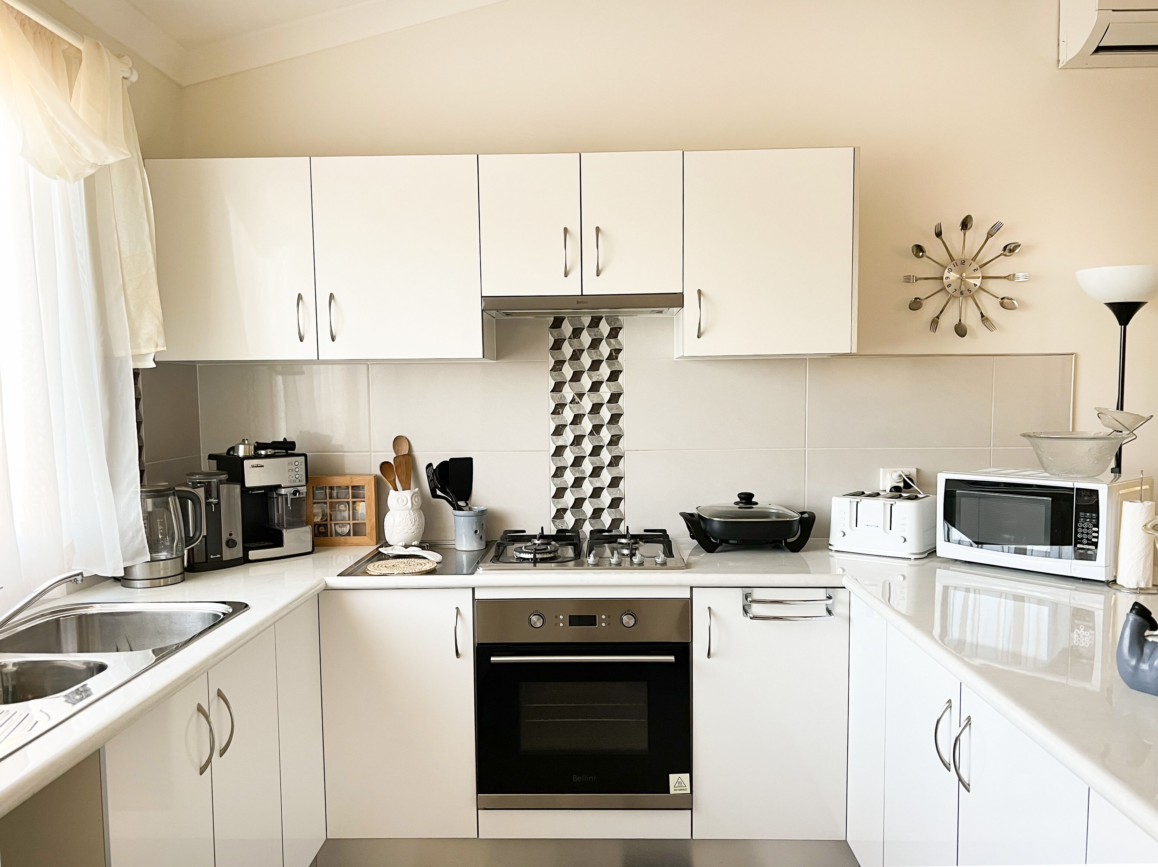 Bright & Beautiful Home on the Hills! — image 10