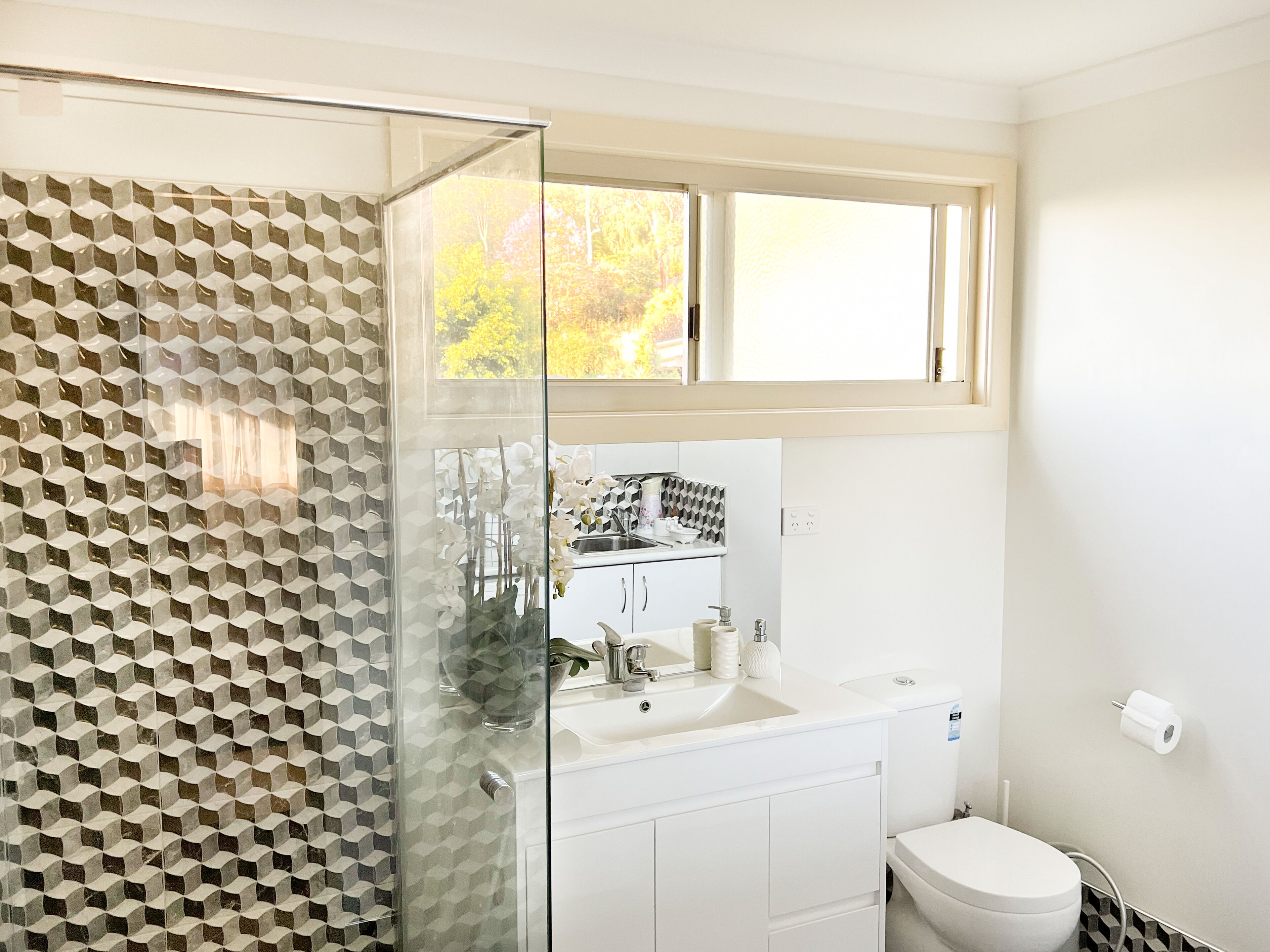 Bright & Beautiful Home on the Hills! — image 20