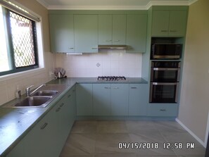 Full-sized fridge, microwave, oven, stovetop