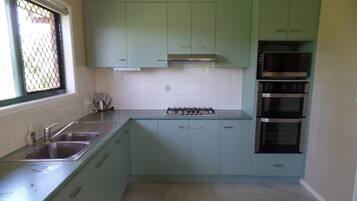 Full-sized fridge, microwave, oven, stovetop