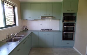 Full-sized fridge, microwave, oven, stovetop