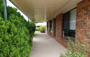 Property grounds - Holiday Home - easy Walk to Beach, Park, 10 min drive to Bargara, Mon Repos (Innes Park)