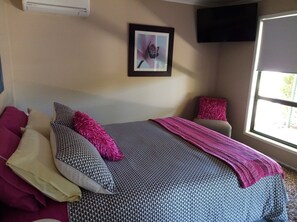 2 bedrooms, iron/ironing board, WiFi, bed sheets - Holiday Home - easy Walk to Beach, Park, 10 min drive to Bargara, Mon Repos (Innes Park)