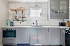 Kjøleskap, mikrobølgeovn, ovn og kokeplater