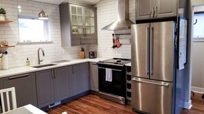 Een koelkast, een magnetron, een oven, een kookplaat