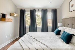 1 soverom, senger med overmadrass og strykejern/-brett