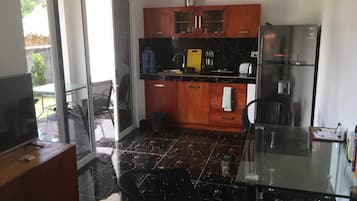 Refrigerador, parrilla de estufa y cafetera y tetera