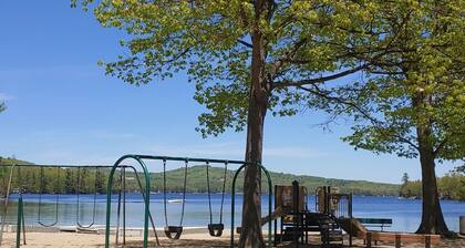 Swim, Kayak, lawn games. Walk to ice cream. Live Theatre , firepit smores!