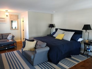 6 bedrooms, in-room safe, iron/ironing board, WiFi - Swim, Kayak,  lawn games. Walk to ice cream. Live Theatre , firepit smores!  (Harrison)