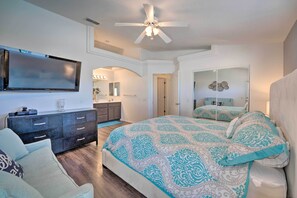 3 habitaciones, escritorio y tabla de planchar con plancha 