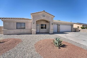 Exterior - Central Lake Havasu City House: Grill & EV Charger (Lake Havasu City)