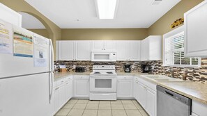 Fridge, microwave, oven, stovetop - 522 Ironwood - Barefoot Resort Rentals (North Myrtle Beach)