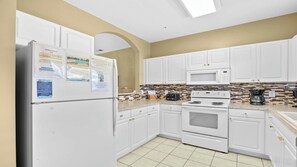 Fridge, microwave, oven, stovetop - 522 Ironwood - Barefoot Resort Rentals (North Myrtle Beach)