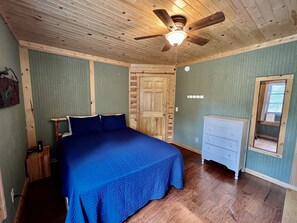 3 bedrooms, in-room safe, WiFi, bed sheets