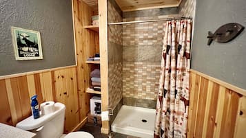 Douche, serviettes fournies, papier toilette