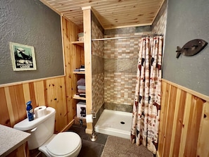 Shower, towels, toilet paper - RECENTLY CONSTRUCTED, LITTLE O CABIN CLOSE TO BALDWIN-WOLF LAKE (Baldwin)