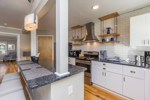 (12) Yhden makuuhuoneen hiljattain remontoitu askel Wake Forestin sairaalasta