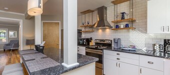 Stylish 1BR Apt w/KING Bed in Central Location