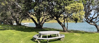 The Yellow Bach on Campbells Beach; kayaks wifi sky sport Netflix sleeps 4