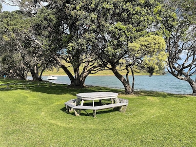 The Yellow Bach on Campbells Beach; kayaks wifi sky sport Netflix sleeps 4