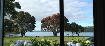 The Yellow Bach on Campbells Beach; kayaks wifi sky sport Netflix sleeps 4 