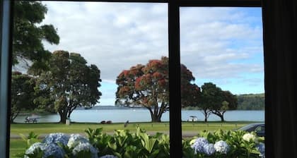 The Yellow Bach on Campbells Beach; kayaks wifi sky sport Netflix sleeps 4