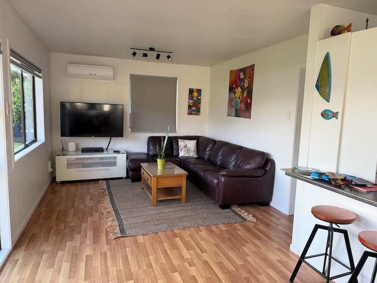 The Yellow Bach 90m To Campbells Beach; Kayaks, Wifi, Sky, Netflix, Sleeps 4 - Matakana