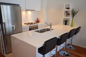Fridge, microwave, oven, stovetop - City central modern 2Bed/2SpaBath Resort Penthouse apartment with Skyline Views (Melbourne)