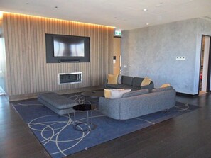 LED TV, fireplace, DVD player, ping pong - City central modern 2Bed/2SpaBath Resort Penthouse apartment with Skyline Views (Melbourne)