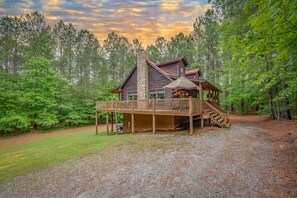 Exterior - Private LogHome/LakeLure/ HOTTUB Game room access to open beach/lakes/hiking/pet (Lake Lure)