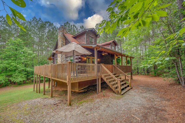 Exterior - Private LogHome/LakeLure/ HOTTUB Game room access to open beach/lakes/hiking/pet (Lake Lure)
