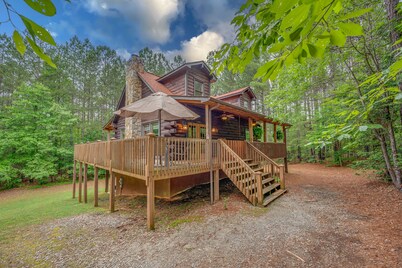 Large Private LogHome/LakeLure/ HOTTUB Game room/lakes/hiking/pet
