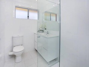 Dusche, kostenlose Toilettenartikel, Haartrockner, Handtücher