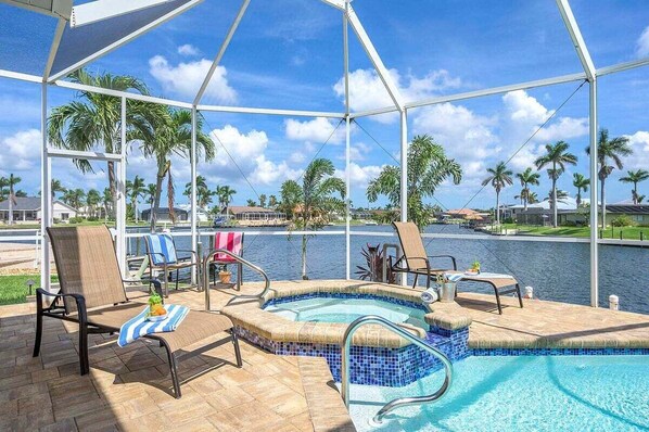A heated pool - Bonita Breeze - Breathtaking Waterfront Views (Cape Coral)