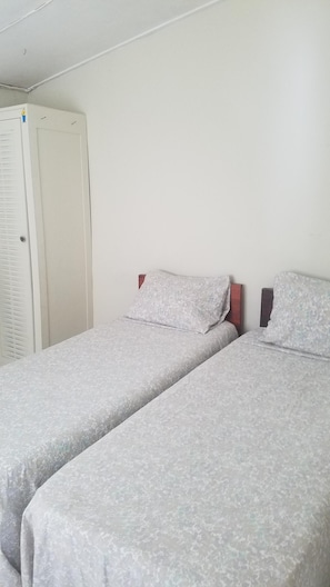 4 chambres, fer et planche à repasser, accès au Wi-Fi (inclus)