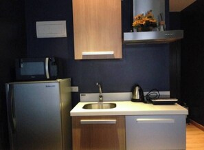 Fridge, microwave, stovetop, electric kettle