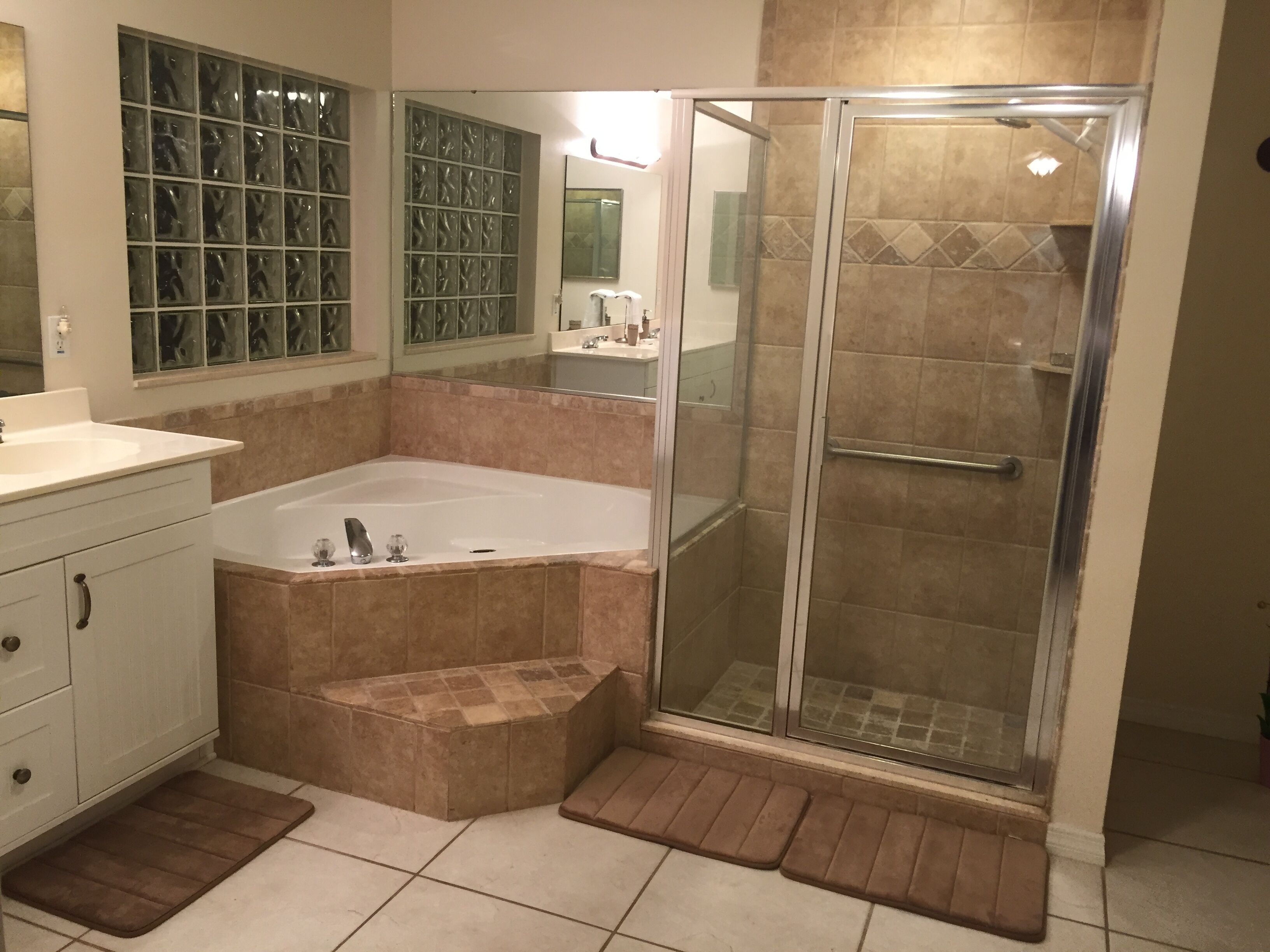 Ensemble baignoire-douche, baignoire à remous, serviettes fournies